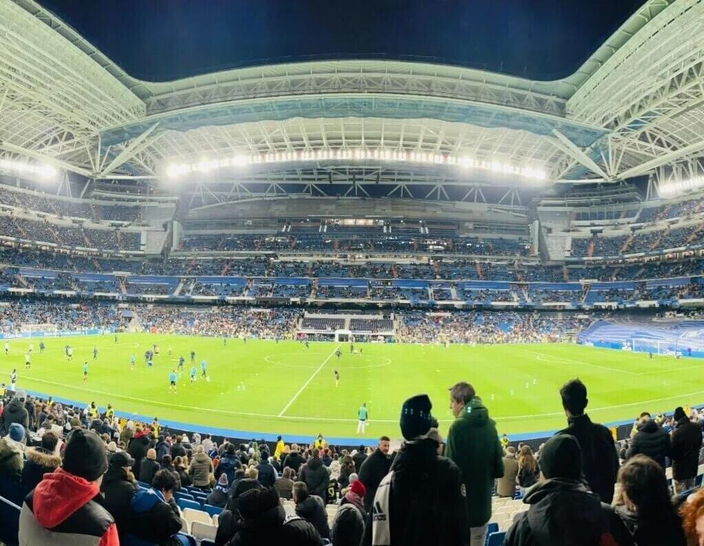 Aficionados con entradas para el Real Madrid Real Sociedad en el Bernabéu